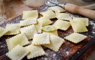 Mutfak masasında taze ev yapımı ravioli hazırlama