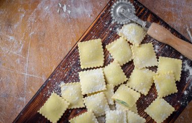 Mutfak masasında taze ev yapımı ravioli hazırlama