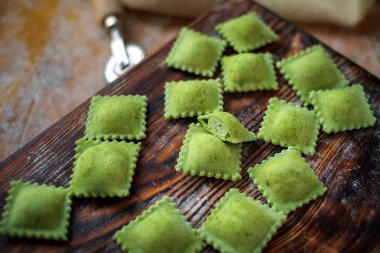 Un ile gemide ıspanak renkli taze ravioli. Yapma