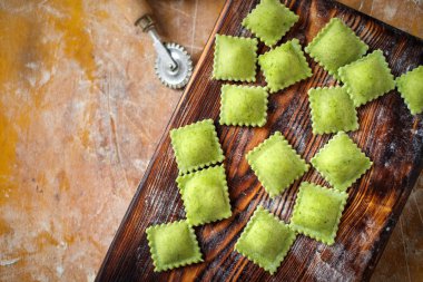 Un ile gemide ıspanak renkli taze ravioli. Yapma