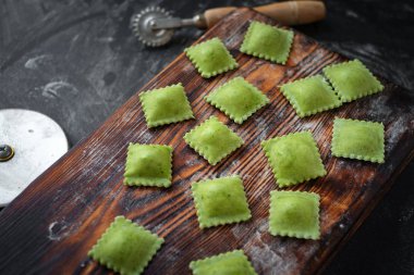 Ispanaklı pişmiş yeşil organik ravioli makarna