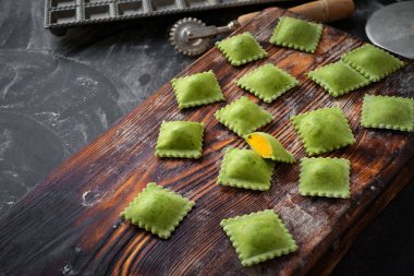 Kabak ile taze yeşil organik ravioli makarna