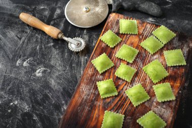 Mutfak masasında pişmiş yeşil organik ravioli makarna