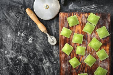 Mutfak masasında pişmiş yeşil organik ravioli makarna el yapımı
