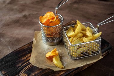 ahşap metal sepette ev yapımı organik patates cipsi