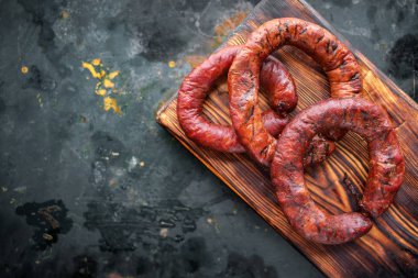 Ahşap tahta üzerinde füme yuvarlak halka sığır sosis