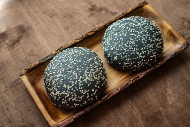 Ahşap iki Burger çörekler siyah 