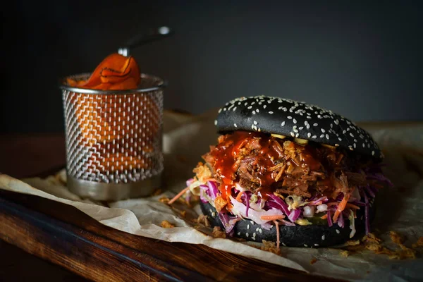 Hamburguesa negra casera con guisos de res, cebolla frita —  Fotos de Stock