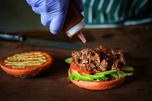 Proceso de hacer hamburguesa. manos de chef en guantes de cocina beefburge —  Fotos de Stock