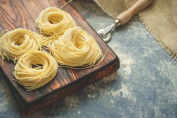 Сире домашнє гніздо спагетті з борошном на кухні — стокове фото