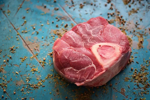 Ahşap arka plan üzerinde baharatlar ile Çiğ sığır Osso Buco biftek