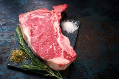 bir taş üzerinde çiğ sığır filetosu biftek