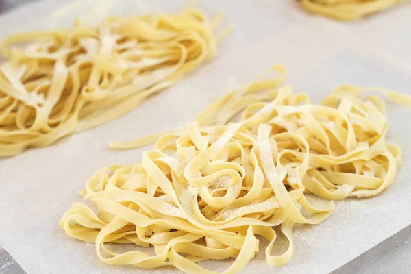 Producción de pasta fresca tagliatelle — Foto de Stock