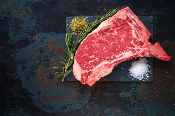 Rohes Striploin Steak auf einem Stein — Stockfoto