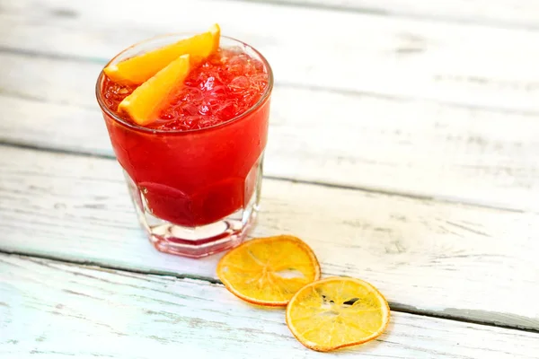 오렌지 슬라이스와 얼음을 곁들인 레드 알코올 칵테일 — 스톡 사진