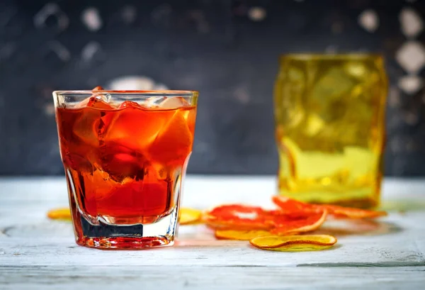 Negroni sur une planche en bois, fond gris — Photo