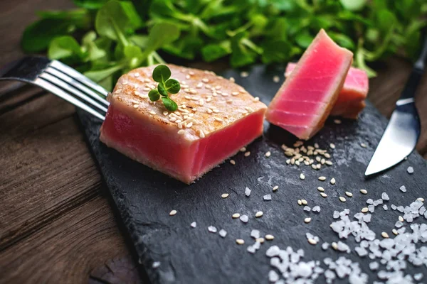 Смажений стейк тунця Зелений салат крупним планом — стокове фото