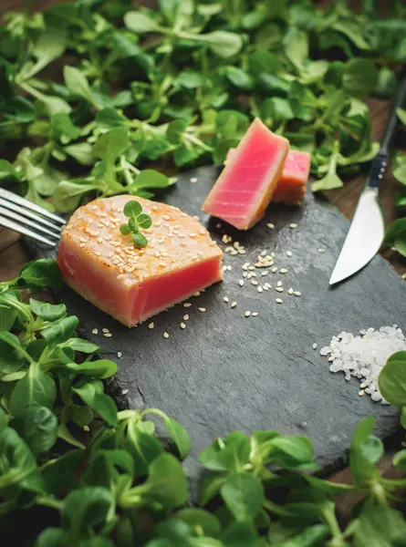 Смажений стейк тунця Зелений салат крупним планом — стокове фото