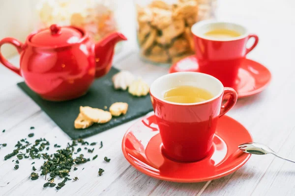 Juego de té en una taza roja —  Fotos de Stock