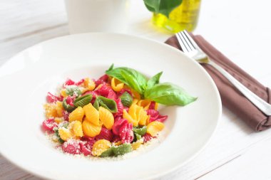 parmesan ve fesleğen ile renkli conchiglie makarna