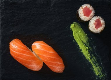 taş üzerinde somon ile iki suşi