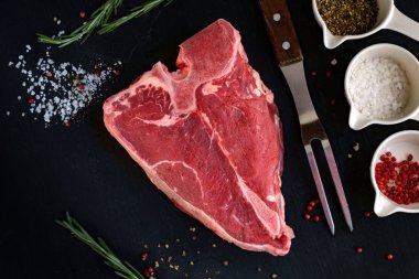 koyu bir ahşap üzerinde ham porterhouse biftek