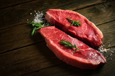 rustik tarzda ahşap arka plan üzerinde ham Picanha biftek