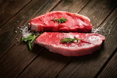 rustik tarzda ahşap arka plan üzerinde ham Picanha biftek