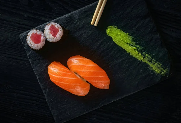 taş üzerinde somon ile iki suşi