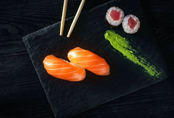 taş üzerinde somon ile iki suşi