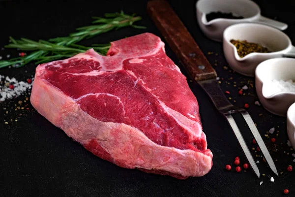 koyu bir ahşap üzerinde ham porterhouse biftek