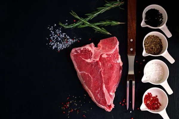 koyu bir ahşap üzerinde ham porterhouse biftek