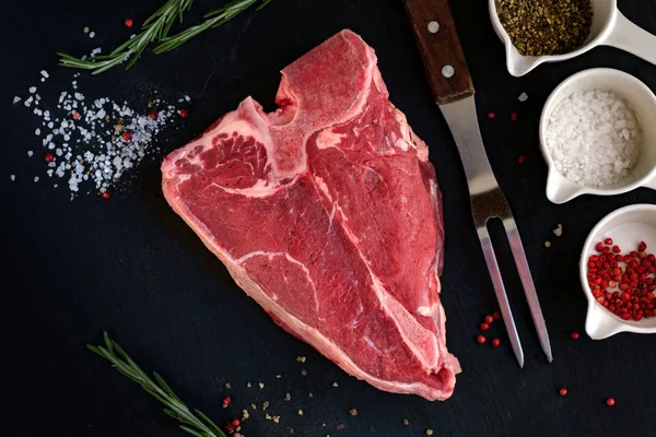 koyu bir ahşap üzerinde ham porterhouse biftek