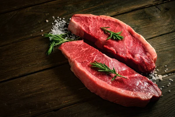 rustik tarzda ahşap arka plan üzerinde ham Picanha biftek