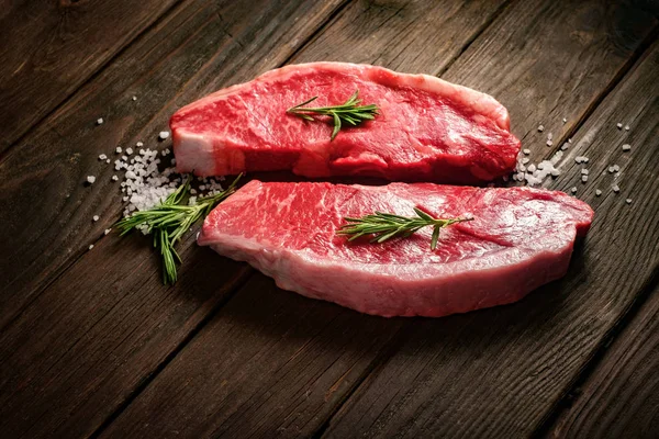 rustik tarzda ahşap arka plan üzerinde ham Picanha biftek