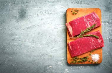 Tahtada iki çiğ biftek.