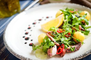 Ahtapotlu yeşil salata