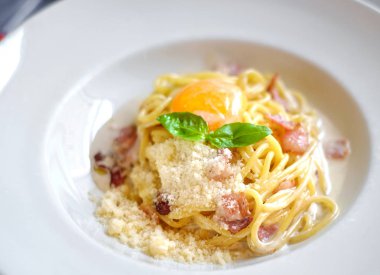 Pastırma ile makarna carbonara