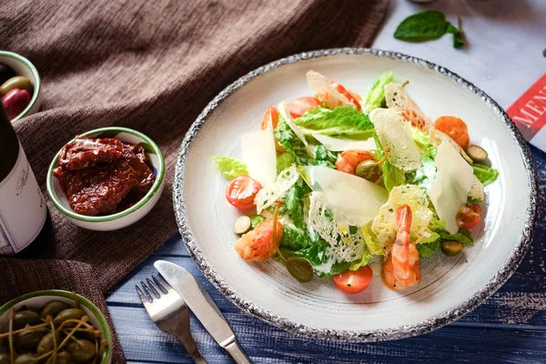 Cézár saláta garnélával — Stock Fotó