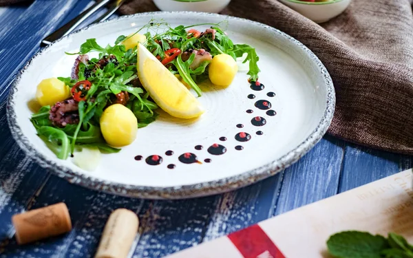 Zöld saláta polippal — Stock Fotó