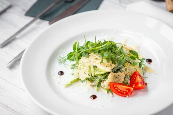 Vegetáriánus zöldsaláta krutonnal, Caesar saláta salátával — Stock Fotó
