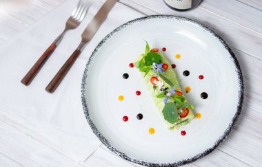 Yeşillikli salatalık, salata ve lahana. Sebzeli dürüm.