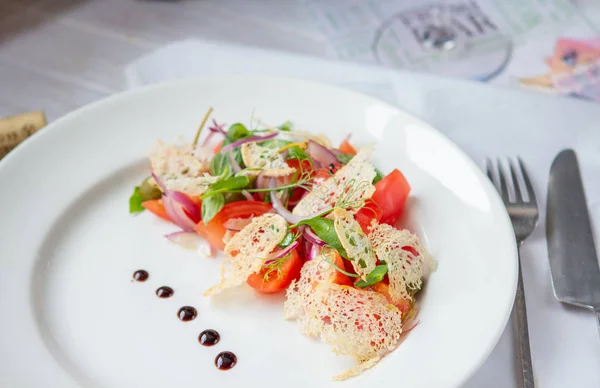 Salada italiana vegetariana de tomate cereja com manjericão e agachamento — Fotografia de Stock