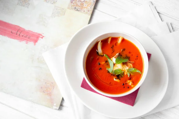 Sopa de tomate com carne defumada em um fundo branco de madeira, servi — Fotografia de Stock