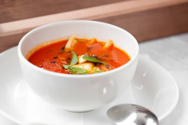 Sopa de tomate com carne defumada em uma tigela branca em um b branco de madeira — Fotografia de Stock