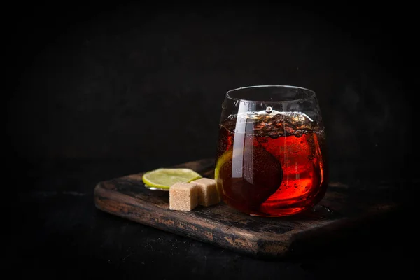 Chá Quente Copo Vidro Com Limão Açúcar Cana Tábua Madeira — Fotografia de Stock