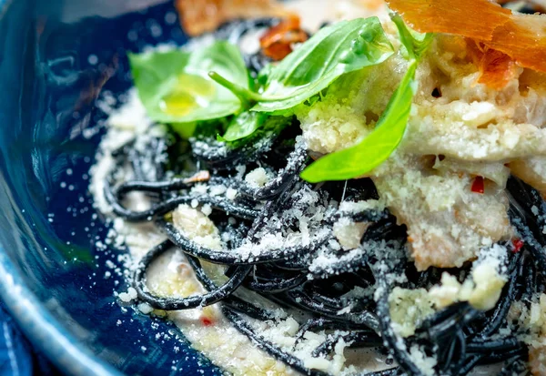 Pasta Carbonara Met Zwarte Spaghetti Met Inktvisinkt Met Spek Basilicum — Stockfoto