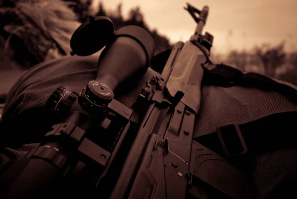 Automatisch Tactisch Sluipschuttergeweer Met Optische Scope Close Militaire Munitie — Stockfoto