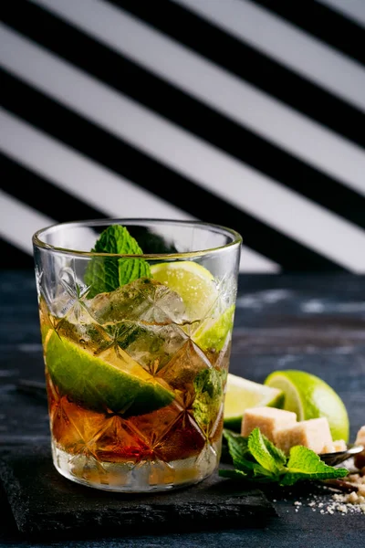 Whiskey Cola Cocktail Lime Μέντα Καφέ Ζάχαρη Και Πάγο Αλκοολούχο — Φωτογραφία Αρχείου