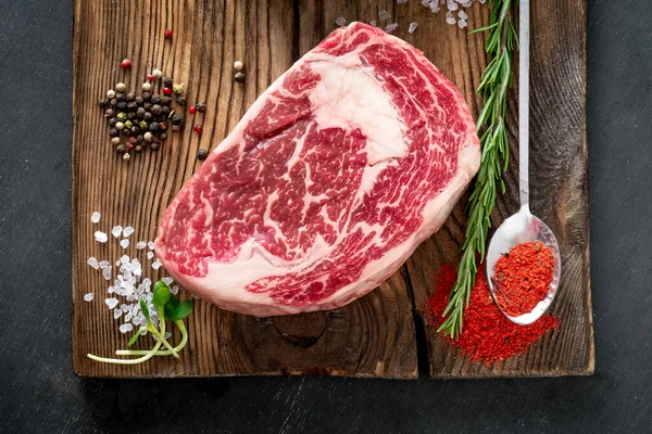 Frisches Roh Rib Eye Steak Vom Marmorrind Gewürzt Mit Pfeffer — Stockfoto